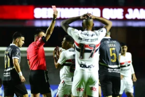 São Paulo e Libertad: Alisson é expulso no primeiro tempo; confira o lance