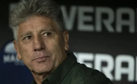 Renato Gaúcho sai em defesa de Everaldo após pênalti desperdiçado na vitória do Fluminense pela Sul-Americana