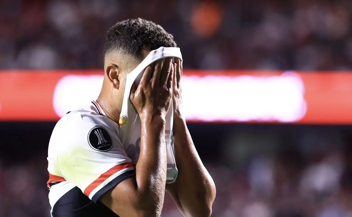Alisson acerta tornozelo de rival em carrinho e deixa São Paulo em desvantagem contra o Libertad; assista
