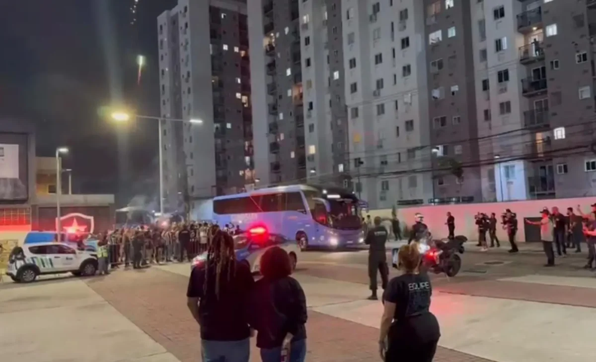Botafogo: Torcida confunde ônibus do Estudiantes e faz festa na chegada ao Nilton Santos