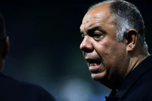 Marcos Braz, ex-dirigente do Flamengo, assiste a partida do Cruzeiro no Mineirão