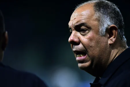 Marcos Braz, ex-dirigente do Flamengo, assiste a partida do Cruzeiro no Mineirão