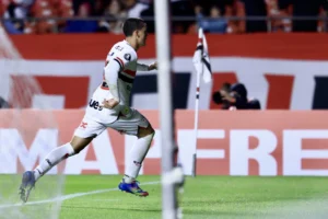 Lucca comemora estreia no São Paulo com gol após superar frustrações