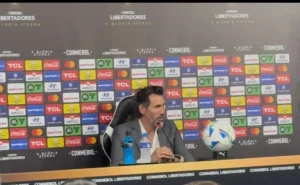 Técnico do Estudiantes minimiza pressão após revés contra o Botafogo: "Acreditamos em nós"