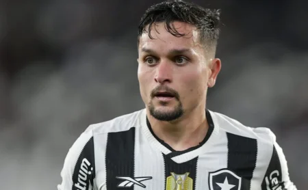 Artur revela dificuldades e gol em Botafogo x Estudiantes: "Sofremos ali"