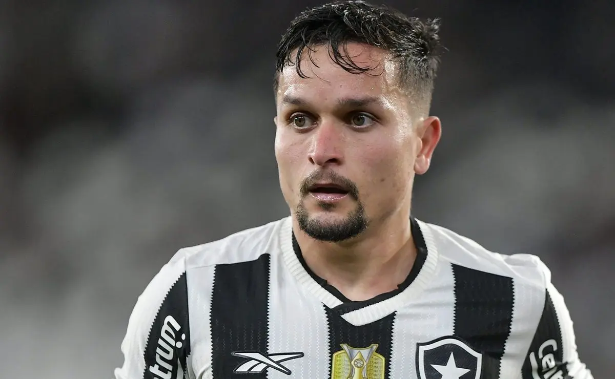 Artur revela dificuldades e gol em Botafogo x Estudiantes: "Sofremos ali"