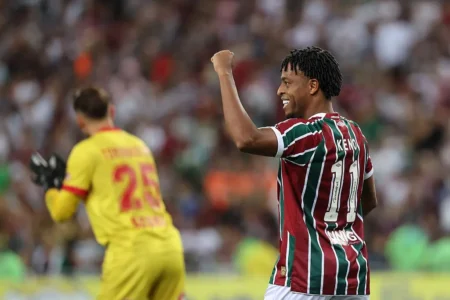 Fluminense se complica, mas goleia e atinge meta na Sul-Americana
