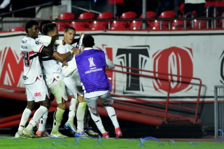 Análise: expulsão de Alisson quase compromete jogo do São Paulo, mas talento de Cotia decide.