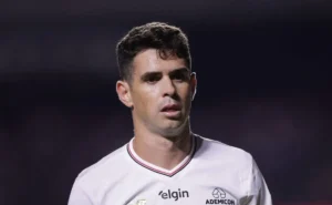 Oscar critica atuação defensiva após jogo no Morumbis