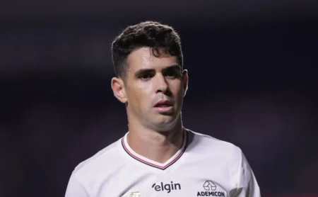 Oscar critica atuação defensiva após jogo no Morumbis
