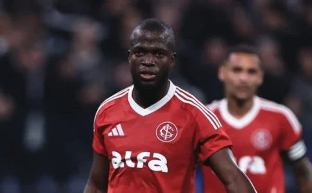 Enner Valencia fora do Internacional: Torcida clama por saída do atacante.