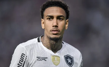 Rwan Cruz alcança o centésimo gol do Botafogo na Libertadores.