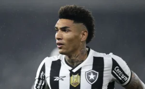 Igor Jesus prevê vitória do Botafogo diante do Flamengo no clássico do Brasileirão