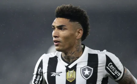 Igor Jesus prevê vitória do Botafogo diante do Flamengo no clássico do Brasileirão