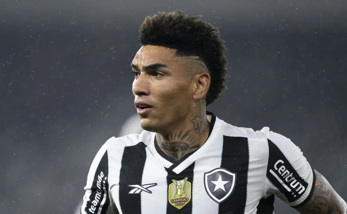 Igor Jesus prevê vitória do Botafogo diante do Flamengo no clássico do Brasileirão