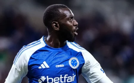 Bolasie celebra vitória do Cruzeiro e projeta clássico com o Atlético-MG: “Extremamente feliz”