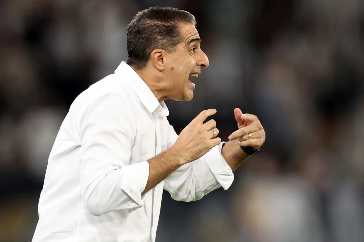 Botafogo na Libertadores: vitória com centroavantes, Telles e Artur.