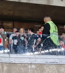 Gestos racistas de torcedora do Palestino em jogo contra o Cruzeiro: assista