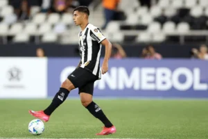 Ricardo celebra oportunidade no Botafogo, elogia Barboza e projeta ajustes após "gols bobos"