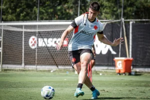 Vasco se aproxima de acordo para rescisão com Capasso, além de Souza