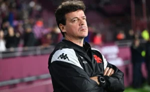 Vasco busca rescisão de Capasso após saída de Souza, com aval de Diniz