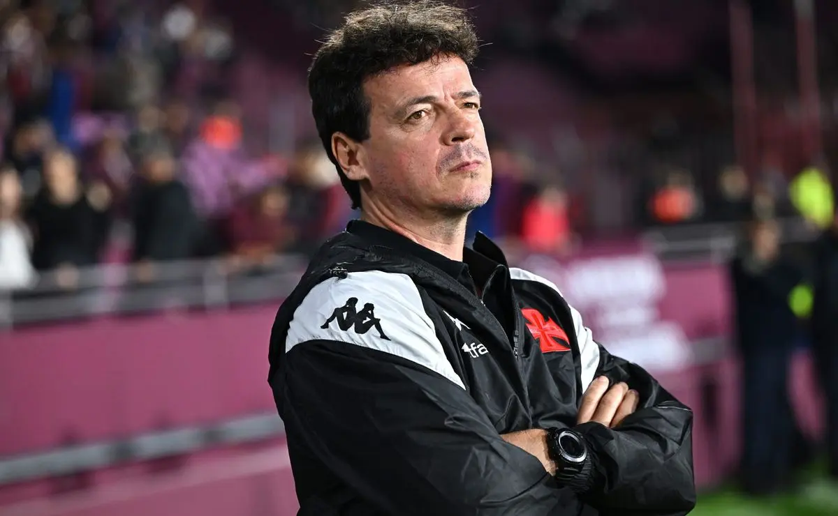 Vasco busca rescisão de Capasso após saída de Souza, com aval de Diniz
