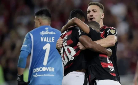 Flamengo bate a LDU no Maracanã e garante vaga nas oitavas da Libertadores