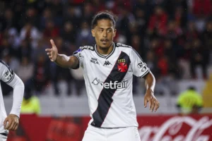 Longe da meta: Lemos tem poucos jogos e futuro incerto no Vasco.