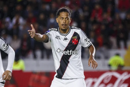 Longe da meta: Lemos tem poucos jogos e futuro incerto no Vasco.