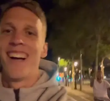 Barcelona celebra La Liga: jogadores pedalam pela cidade após a vitória