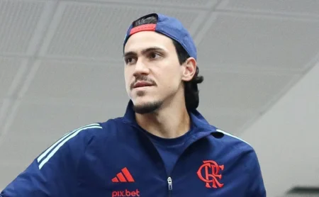 Pedro se conforma com banco e não causa atrito com Filipe Luís no Flamengo