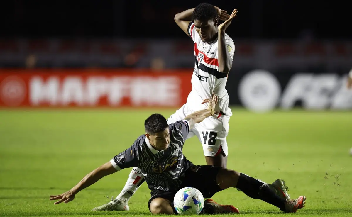 São Paulo Insere Multa "Impagável" em Contrato de Lucas Ferreira