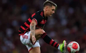 Flamengo foca em Varela, próximo da renovação, e adia tratativas com Arrascaeta e Pedro