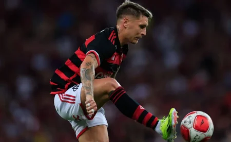 Flamengo foca em Varela, próximo da renovação, e adia tratativas com Arrascaeta e Pedro