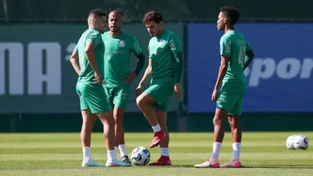 Retorno do Palmeiras: Micael integra atividades parciais