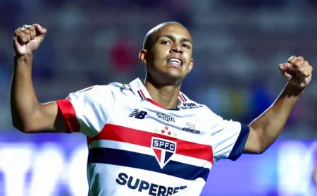 São Paulo: Dez Jogadores em Risco e Ryan Francisco, Ferraresi e Bobadilla na Vanguarda