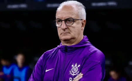 Corinthians e Dorival alinham reforço, diz dirigente: "Conversamos bastante"