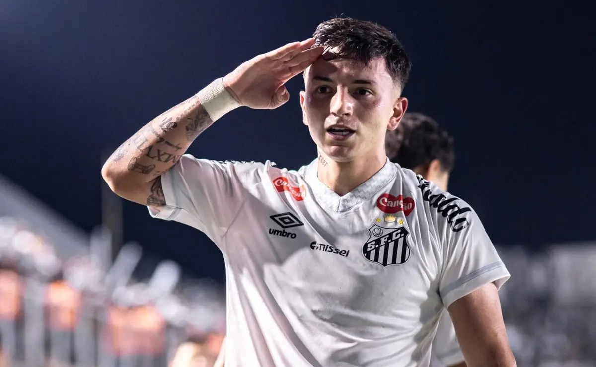 Cléber Xavier Experimenta 4-3-3 e Prepara Santos para Clássico com Tiquinho Soares e Barreal