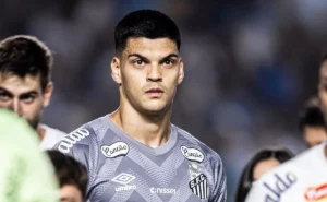 Porto busca informações sobre Gabriel Brazão, enquanto Santos demonstra confiança na permanência do goleiro até 2028.