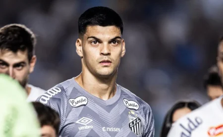 Porto busca informações sobre Gabriel Brazão, enquanto Santos demonstra confiança na permanência do goleiro até 2028.