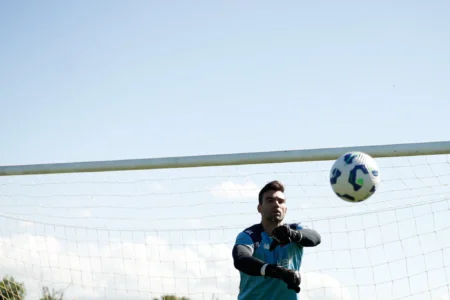 Vasco: Diniz deve repetir time da estreia; Lemos liberado para treinar