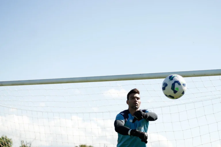 Vasco: Diniz deve repetir time da estreia; Lemos liberado para treinar