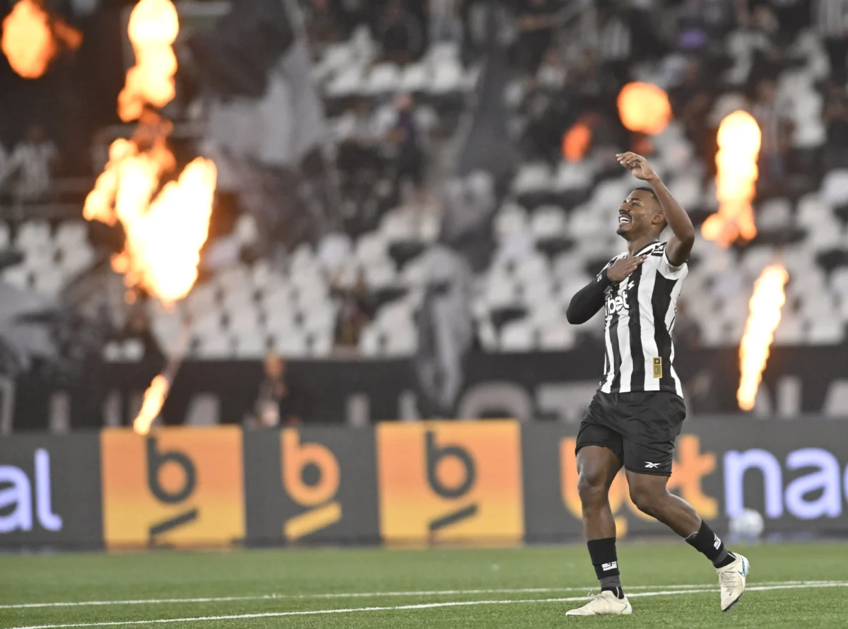 Cuiabano fala sobre raízes no ataque e paixão pelo Botafogo: "Aqui é meu lar"