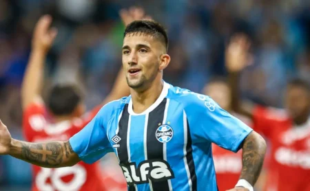 Olivera age com firmeza, desagrada empresário e torcedores do Grêmio criticam atacante.