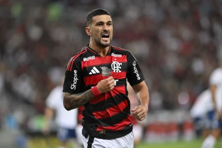 O trio de ouro: Alan Patrick, Arias e Arrascaeta e a paixão no Cartola 2025