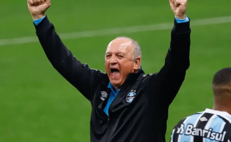 Felipão Observa Promessas do Grêmio e Detalha Estratégia para Promover Jovens com Cautela