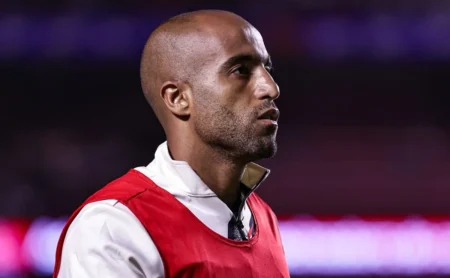 Lesão de Lucas Moura: Especialista detalha e prevê volta pós-Super Mundial.