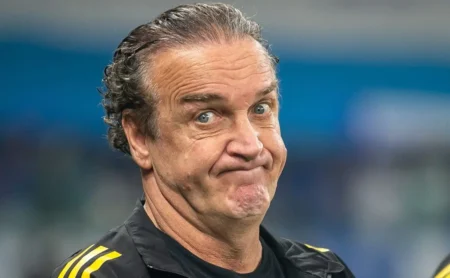Galo de Cuca aprova reforço e dificulta negociação do Botafogo por Carlos Vinícius