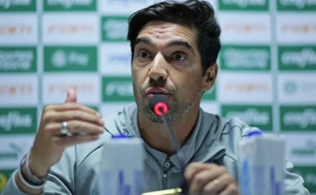 Tiago Leifert defende Abel Ferreira e critica a impaciência da imprensa esportiva