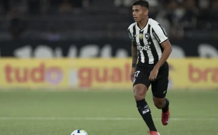Ricardo Disputa Vaga no Time Titular do Botafogo
